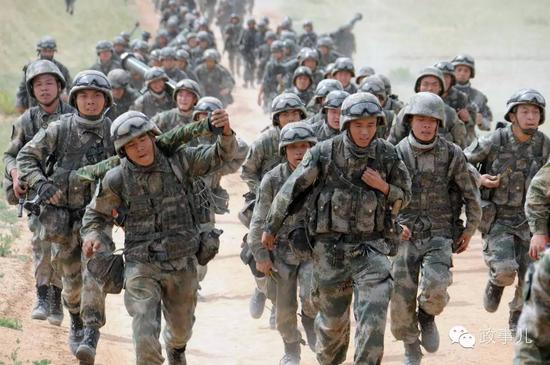 参加“跨越—2015·朱日和A”演习的陆军某步兵旅进行徒步奔袭