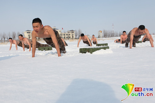 训练体能，锻炼意志。连队官兵在零下低温中赤膊进行雪浴抗寒训练。