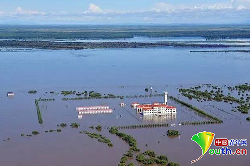2013年夏天，黑龙江流域发生百年一遇的特大洪水，岛上全部被淹。东极哨兵无一撤离，在水中坚守60多天，坚持每天将国旗升起。